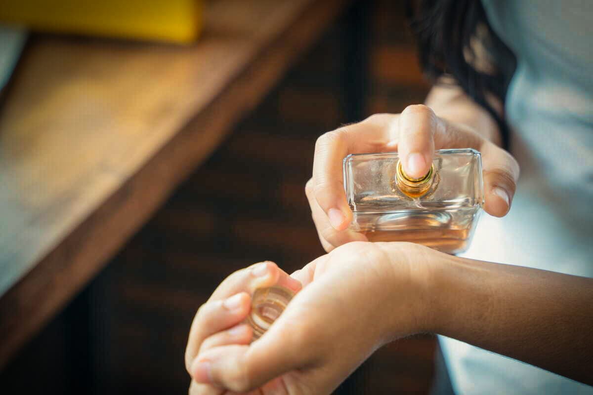 Astuce simple pour que votre parfum dure toute la journée : évitez de frotter ou vaporiser sur les poignets et le cou