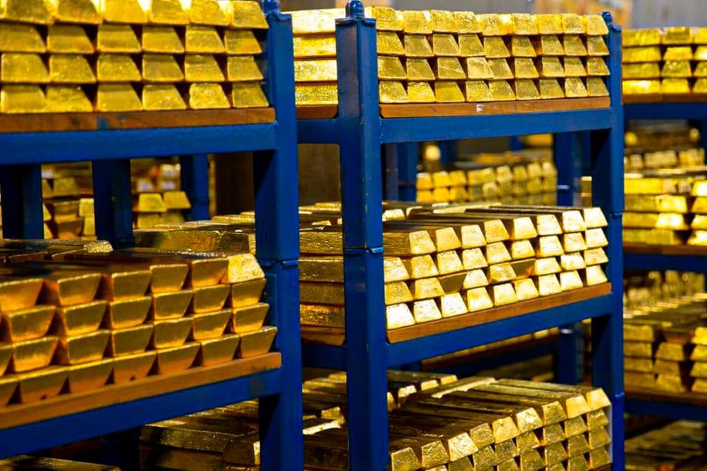 L'Union latine, une monnaie d'or commune avant l'euro 5 Rayonnages de lingots d'or dans la chambre forte d'une banque centrale
